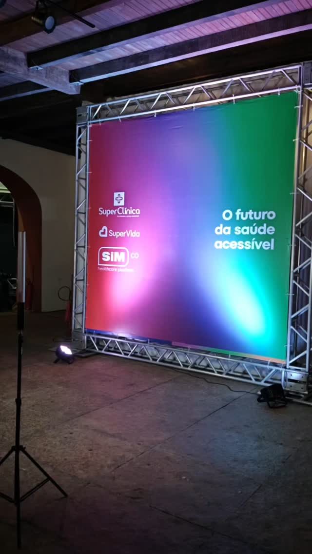 Estrutura de box truss com painel de LED montada pela Global Eventos